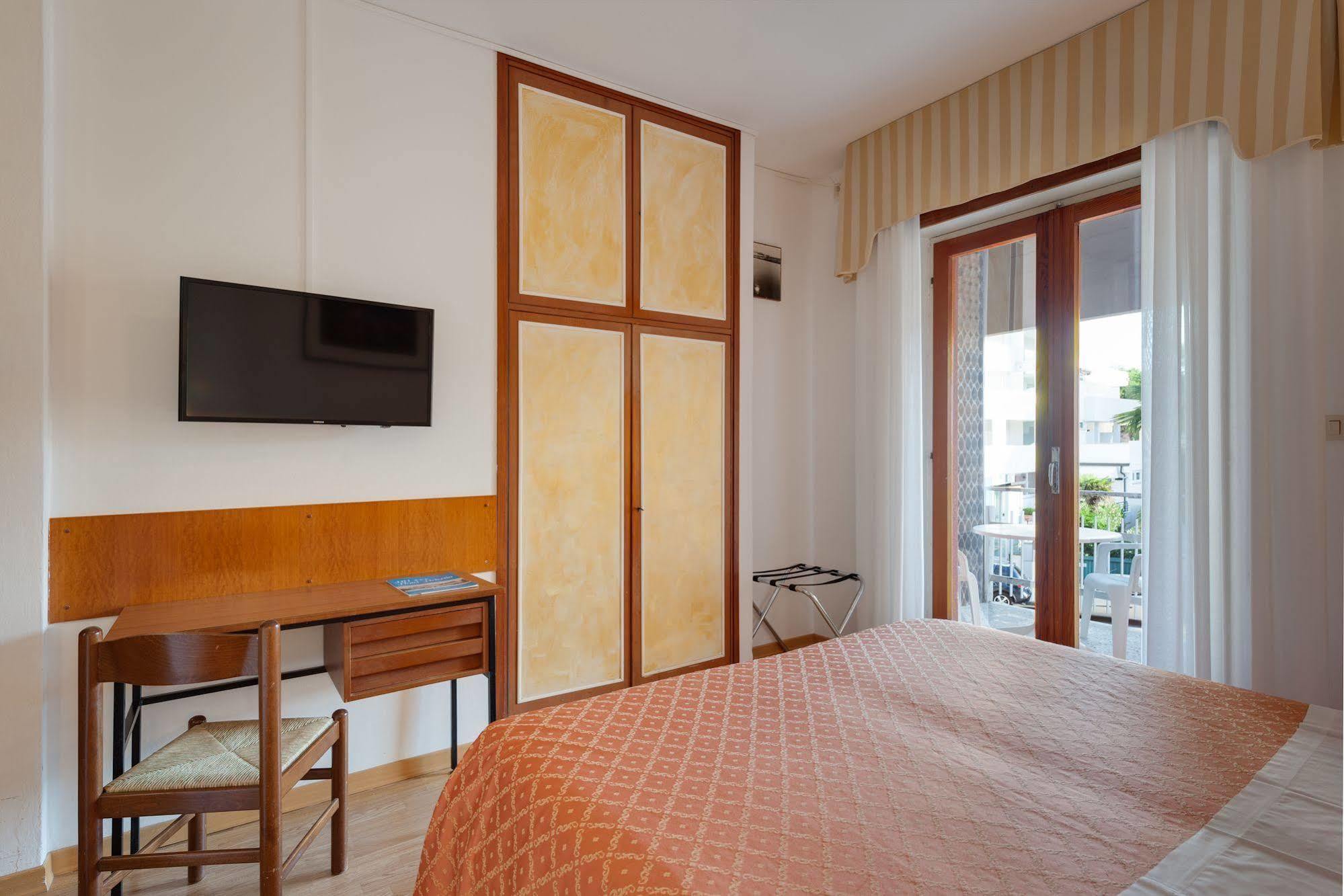 Hotel Helvetia Градо Екстериор снимка